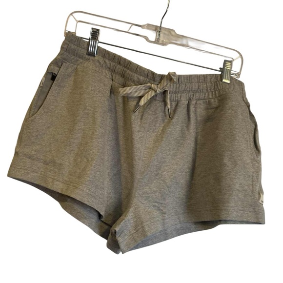NWT Vuori halo performance short PALE GREY HEATHER Size: L - Picture 1 of 5